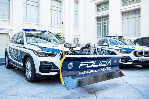 Поліція отримала снігоприбиральник на базі гібридного BMW X5 Фото №3